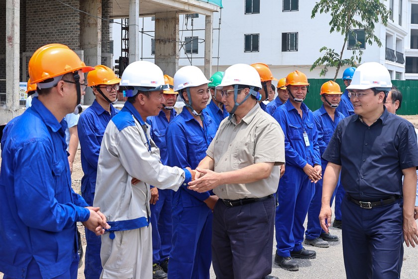 Thủ tướng thăm hỏi, động viên công nhân tại dự án - Ảnh: VGP/Nhật Bắc