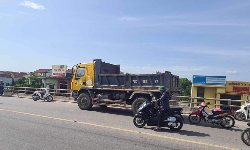 Vụ tai nạn xảy ra trên cầu vượt Thuận Lý, khiến 1 người tử vong, 1 người phải đi cấp cứu.