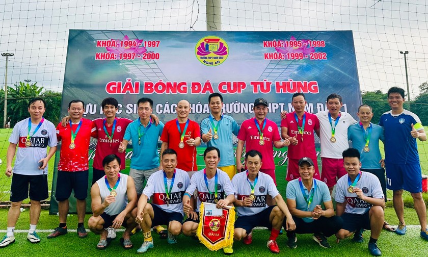 Lần đầu tổ chức thành công giải bóng đá cựu học sinh các khóa quê hương Bác Hồ
