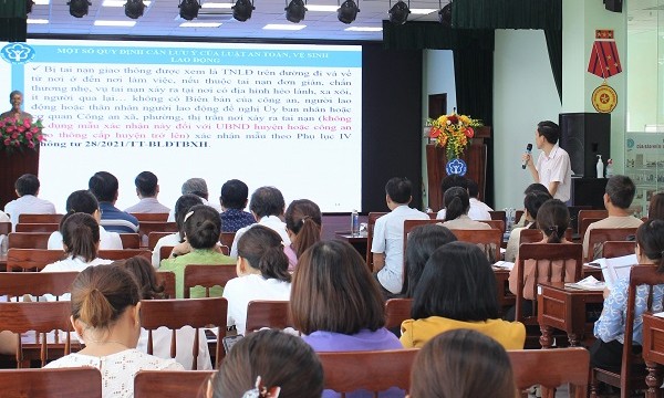 BHXH tỉnh Quảng Trị phổ biến chính sách pháp luật về BHXH, BHYT, BHTN đến chủ sử dụng lao động trên địa bàn.
