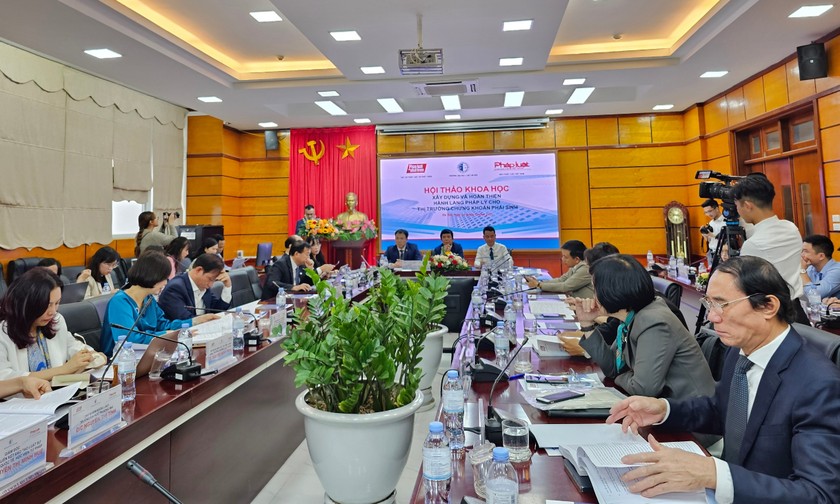Toàn cảnh buổi Hội thảo khoa học “Xây dựng và hoàn thiện hành lang pháp lý cho thị trường chứng khoán phái sinh” diễn ra sáng nay (24/11), tại Hà Nội.