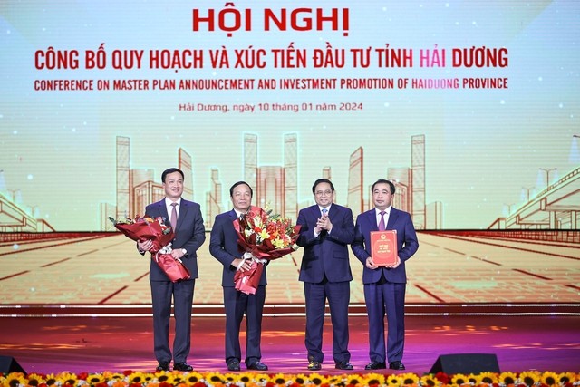 Thủ tướng Phạm Minh Chính trao Quyết định công bố quy hoạch tỉnh Hải Dương cho lãnh đạo tỉnh Hải Dương - Ảnh: VGP/Nhật Bắc
