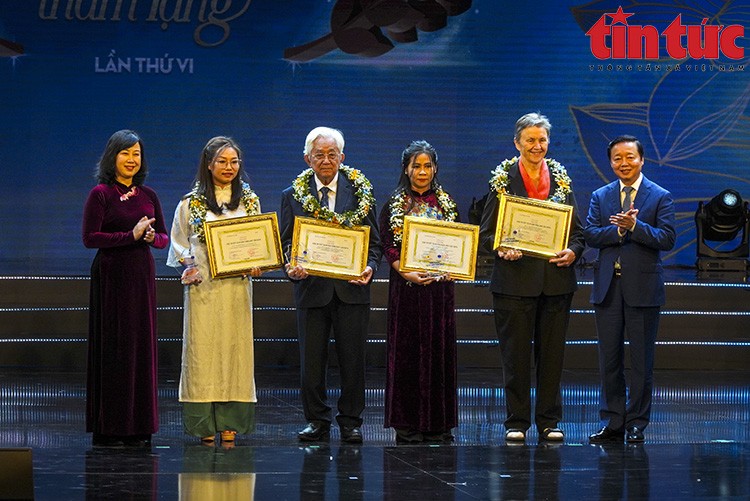 Phó Thủ tướng Trần Hồng Hà và Bộ trưởng Bộ Y tế Đào Hồng Lan trao Giải Nhì cho các tác giả đoạt giải và nhân vật trong tác phẩm.