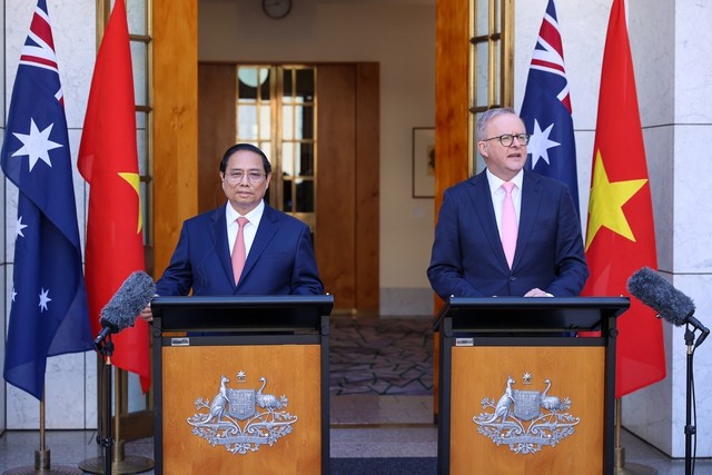 Thủ tướng Phạm Minh Chính và Thủ tướng Australia Anthony Albanese thông báo nâng cấp quan hệ Việt Nam-Australia lên mức cao nhất - quan hệ Đối tác Chiến lược toàn diện - Ảnh: VGP/Nhật Bắc
