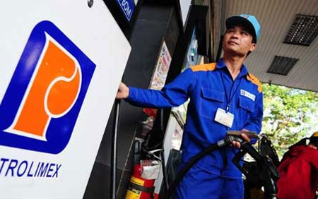 Xăng dầu giảm giá, Petrolimex vẫn lãi lớn