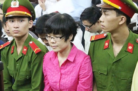 Huỳnh Thị Huyền Như (áo hồng) tại phiên xử sơ thẩm.