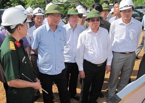 Tự xưng người thân của Bộ trưởng Đinh La Thăng để liên hệ công tác