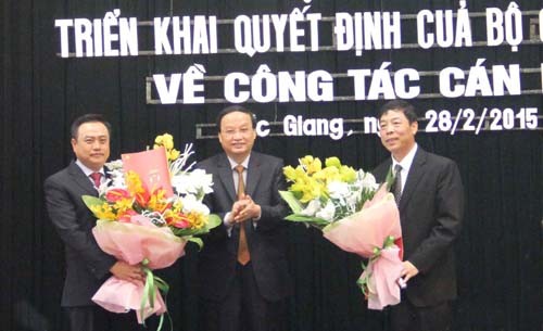 Đồng chí Tô Huy Rứa trao quyết định của Bộ Chính trị và tặng hoa chúc mừng cho các đồng chí Trần Sỹ Thanh (trái) và Bùi Văn Hải (phải).