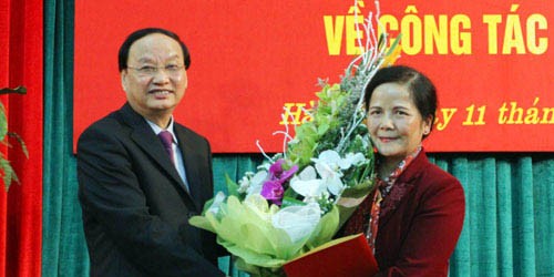 Trưởng Ban Tổ chức TƯ Tô Huy Rứa trao quyết định của Bộ Chính trị cho bà Ngô Thị Doãn Thanh.