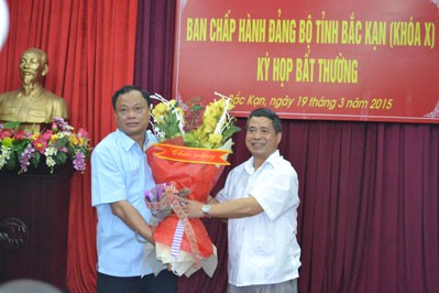 Ông Hà Văn Khoát- Nguyên Bí thư Tỉnh ủy (bên phải) tặng hoa chúc mừng ông Nguyễn Văn Du.