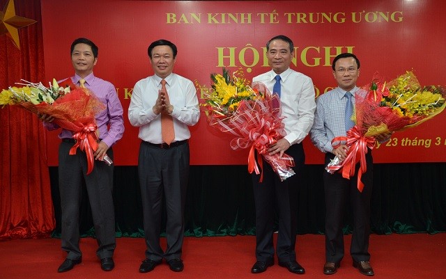 Trưởng Ban Kinh tế T.Ư Vương Đình Huệ tặng hoa chúc mừng các đồng chí mới được điều động, bổ nhiệm giữ chức vụ Phó Trưởng Ban Kinh tế T.Ư.