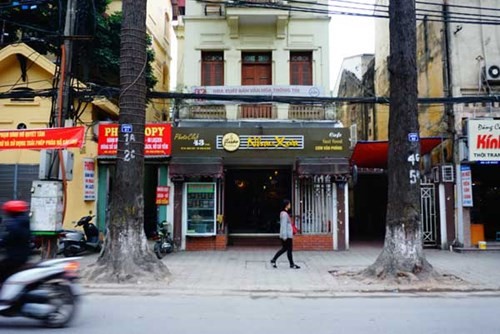 Phía dưới NXB Văn hóa - Thông tin là cửa hàng cà phê, bán cơm văn phòng - Ảnh: Thanh Niên.