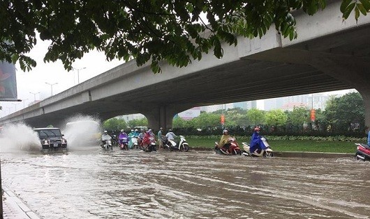 Nhiều tuyến phố Hà Nội thành sông sau cơn mưa lớn