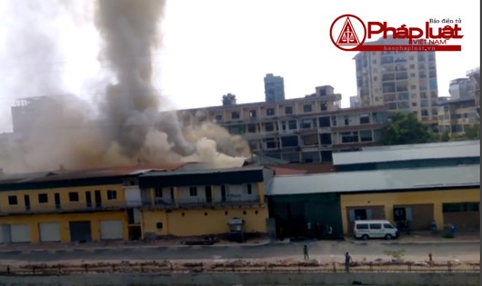 Chật vật dập xong lửa bên đường Trường Chinh, hàng chục DN “thở phào“