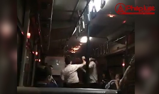 Nhân viên Cty xe điện HN đánh Phụ xe Bus khiến hành khách hoảng loạn