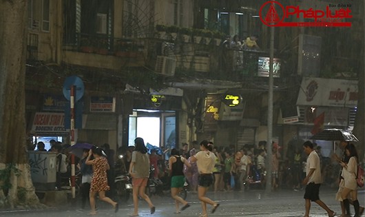 Hồ hởi tắm mưa trên phố đi bộ Hoàn Kiếm