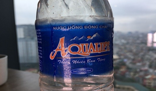 Dị vật nổi đầy trong chai nước mang nhãn hiệu Aqualife