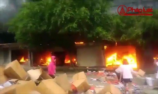 Cháy lớn tại chợ cửa khẩu Tân Thanh