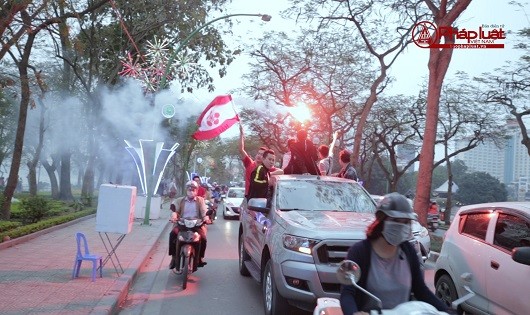 Hàng nghìn CĐV Hải Phòng đốt pháo sáng, nhuộm đỏ đường phố Hà Nội
