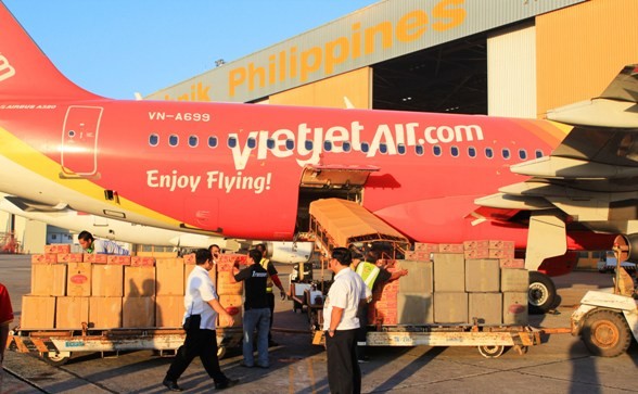 Chuyến hàng cứu trợ đầu tiên của VietJetAir đã tới Philippines