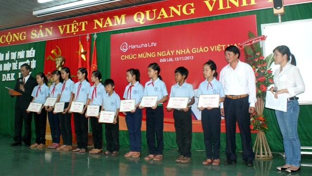 Hanwha Life Việt Nam tri ân giáo viên trường khuyết tật