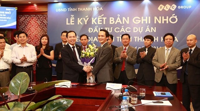 Chủ tịch UBND tỉnh Thanh Hoá trao giấy chứng nhận đầu tư cho Tập đoàn FLC