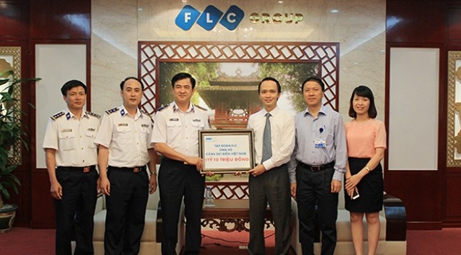 Tập đoàn FLC trao tiền ủng hộ Cảnh sát biển Việt Nam