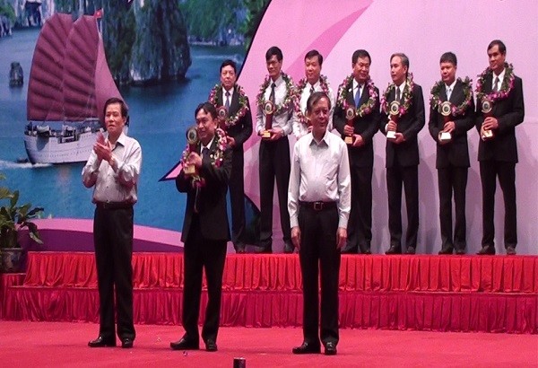 Ông Nguyễn Văn Thanh- Chủ tịch HĐQT kiêm Tổng giám đốc Công ty cổ phần Nước sạch tỉnh Quảng Ninh được vinh danh là Doanh nhân tiêu biểu. 