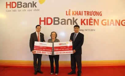 HDBank dành 1,2 tỷ đồng tặng nhà tình thương và thẻ BHYT