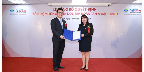Chủ tịch Hội đồng quản trị, nguyên Tổng giám đốc Tập đoàn - bà Nguyễn Thị Mai Phương chúc mừng Tân Tổng giám đốc