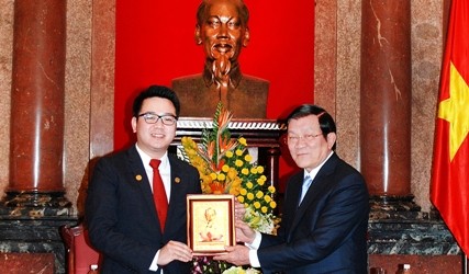 tịch nước Trương Tấn Sang trao tặng kỷ niệm chương cho Ông Nguyễn Duy Chính 