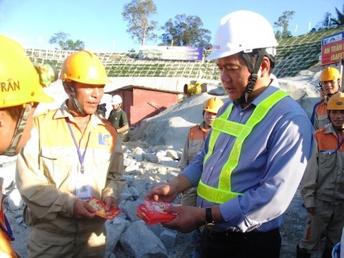Bộ trưởng Đinh La Thăng lì xì cho các công nhân làm việc suốt trong những ngày tết ở dự án 