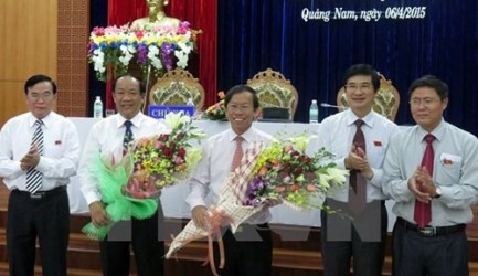 Ông Đinh Văn Thu (thứ hai từ trái sang) được bầu giữ chức Chủ tịch UBND tỉnh Quảng Nam. ảnh: TTXVN.