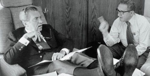Tổng thống Mỹ Richard Nixon (trái) từng ra lệnh cho cố vấn an ninh quốc gia Henry Kissinger (phải) dùng bom nguyên tử tại Việt Nam