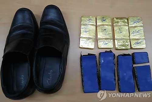 Báo chí Hàn Quốc cho biết, vàng được phát hiện trong giày của tiếp viên và phi công Vietnam Airlines. Ảnh: Yonhap news
