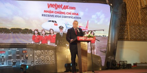 Ông Blair Cowles đại diện IATA chúc mừng Vietjet nhận chứng chỉ IOSA