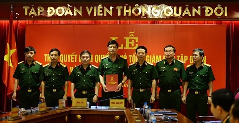 Thượng tá Đỗ Minh Phương (giữa) nhận nhiệm vụ mới