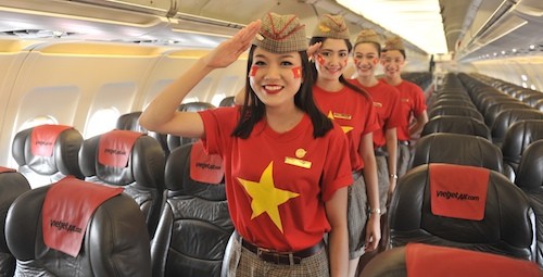 Nhân viên Vietjet mặc đồng phục cờ đỏ sao vàng chào mừng Quốc khánh