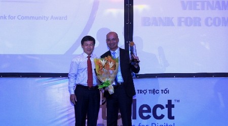 Ông Chu Nguyên Bình, Phó Tổng giám đốc BAC A BANK, thay mặt Ban Điều hành Ngân hàng nhận giải thưởng.