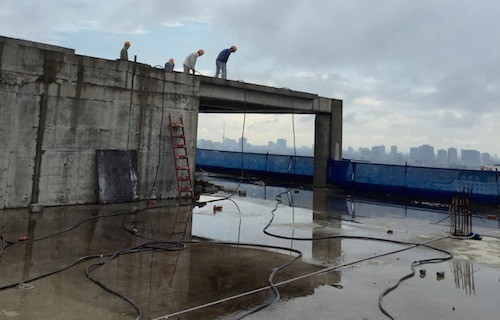 Công nhân đang tiến hành tháo dỡ tầng tum toà nhà 8 B Lê Trực