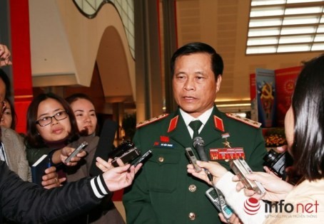 Thượng tướng Võ Tiến Trung trao đổi với báo chí
