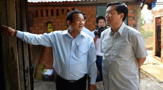 Bí thư Thành ủy TP.HCM Đinh La Thăng (phải) làm việc tại Củ Chi sáng 18.2.