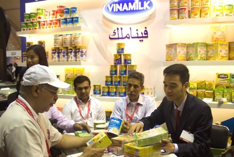 Khách hàng tham quan gian hàng Vinamilk tại Dubai