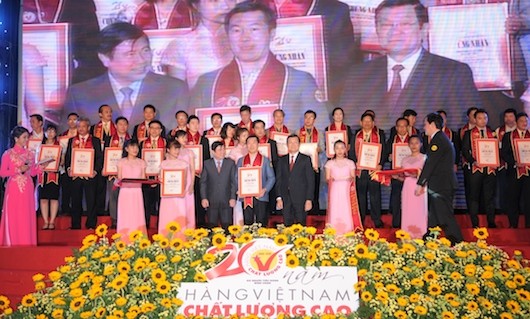 Ông Đỗ Thanh Tuấn – Trưởng Bộ phận Đối ngoại Vinamilk đại diện công ty nhận giải thưởng.
