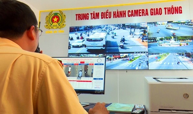 Lực lượng CSGT tỉnh An Giang trích xuất camera xử lý vi phạm (Nguồn: Báo CAND)