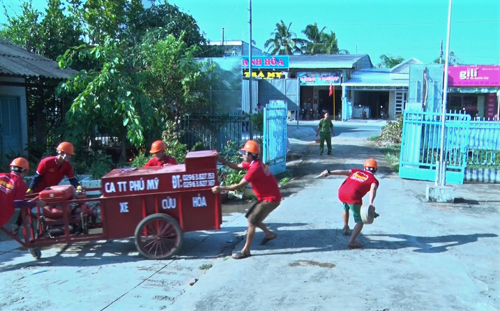 Xe cứu hỏa của thị trấn Phú Mỹ (huyện Phú Tân) đang diễn tập