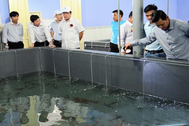 Cán bộ Chi cục Chăn nuôi và Thú y tỉnh Kiên Giang hướng dẫn người dân trong việc phòng ngừa dịch bệnh trên thủy sản