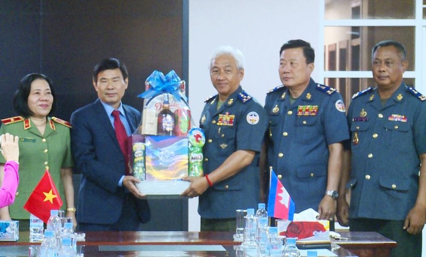 Ông Mai Anh Nhịn - Phó Chủ tịch UBND tỉnh Kiên Giang (thứ 2, bên trái qua) thăm, chúc tết tại Bộ Tư Lệnh Hiến binh Hoàng Gia Campuchia