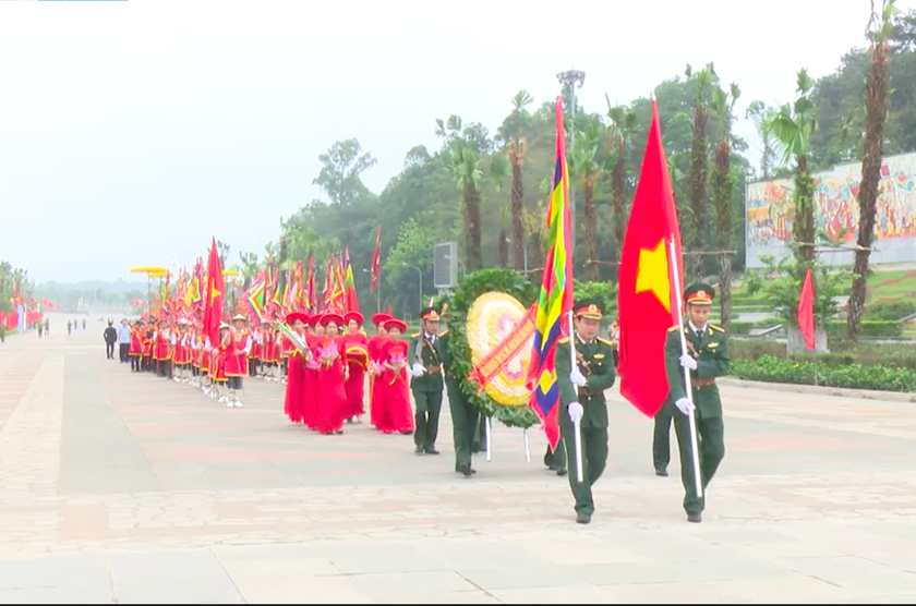 Đoàn đại biểu các huyện, thị tỉnh Phú Thọ làm lễ dâng hương Tổ tiên