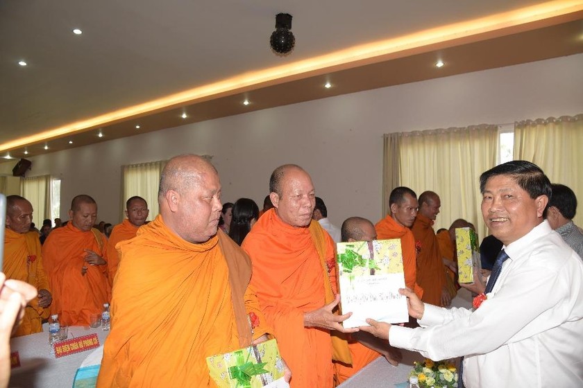 Phó Chủ tịch UBND tỉnh Bạc Liêu Vương Phương Nam tặng quà các vị sư sãi  trước thềm Tết Chôl Chnăm Thmây 2019